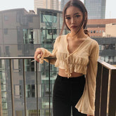 Top corto sexy de manga larga con vuelo y escote en V fruncido